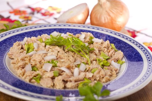 View of a meal of tuna with onion and parsley. 