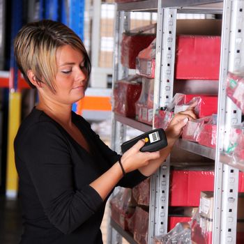 worker scans pallets and boxes in the warehouse