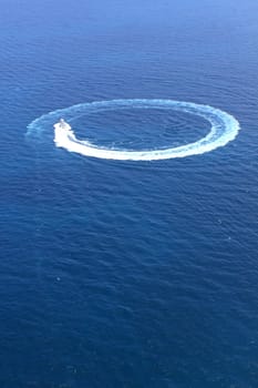 Speedboat in the sea ran circles.