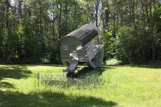 the sculpture "drinking structure"