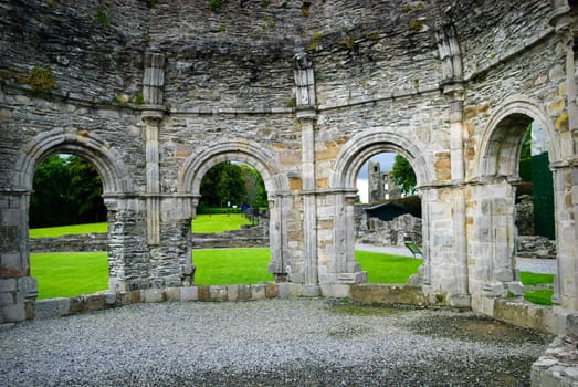 Mellifont Abbey , located in County Louth, was in 1154 the first Cistercian abbey to be built in Ireland.