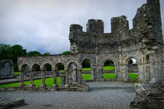 Mellifont Abbey , located in County Louth, was in 1154 the first Cistercian abbey to be built in Ireland.