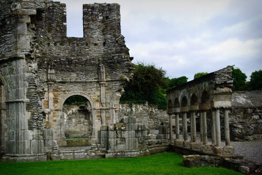 Mellifont Abbey , located in County Louth, was in 1154 the first Cistercian abbey to be built in Ireland.