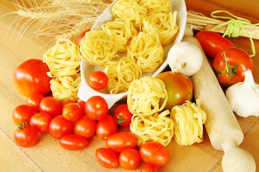 Pasta e pomodori sul tavolo della cucina...