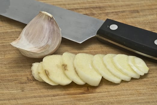 Preparation of garlic on the cutting board for cooking.