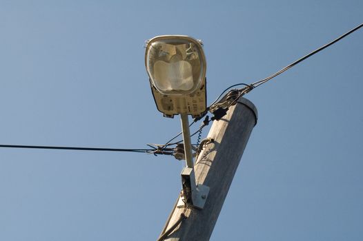 detail photo of street lamp with two wire connections