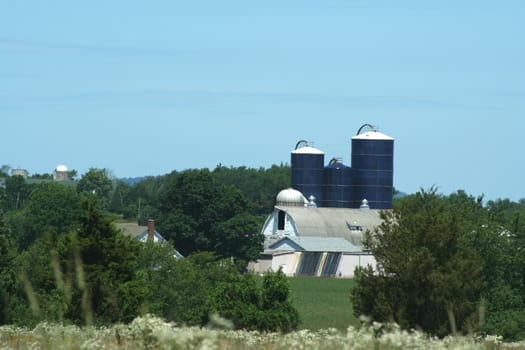 an image of a Barn and Silos