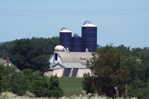 an image of a Barn and Silos