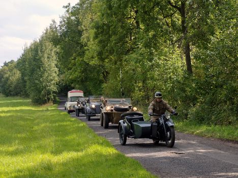 convoy of military vehicles, the travel to the meeting fans of historical war technologies