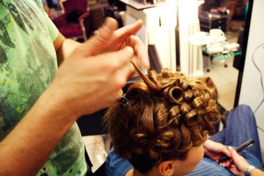 Master hairdresser cuts a customer's hair