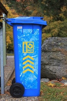 Recycling blue and yellow