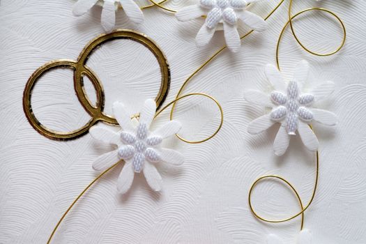 Wedding greetings ornament with rings and flower pattern
