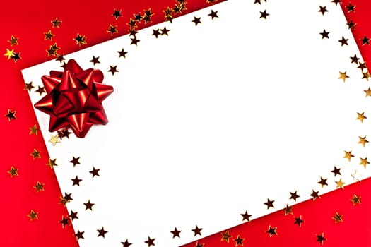 On a red background white greeting card with golden stars.
Прослушать
На латинице
Словарь - Открыть словарную статью
