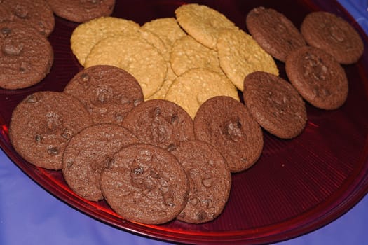 chocolate chip cookies freshly baked served in the plate
