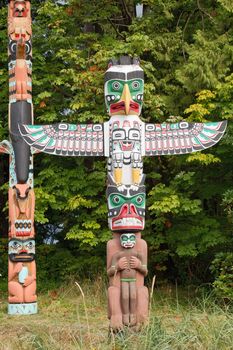 Thunderbird Housse Post Totem Pole in Vancouver BC Canada