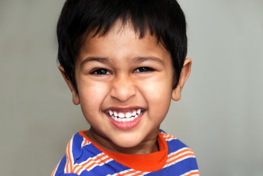 Little boy to look in wide eyed astonishment