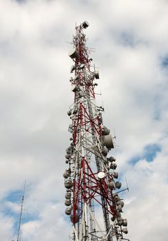 Communication transmitter tower with many receivers