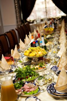 Restaurant table with snacks and beverages on it