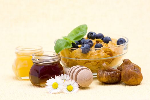 corn flakes with blueberries, honey and figs