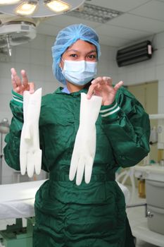 nurse showing surgical gloves