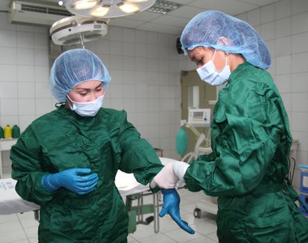 operating room nurses wearing gloves