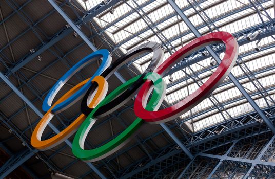 LONDON - SEPTEMBER 21: Olympic Rings in St Pancras Station on September 21, 2011. Arriving passengers are greeted by evidence of preparation for 2012 Olympic Games