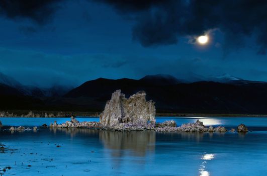 An autumn morning at Mono Lake