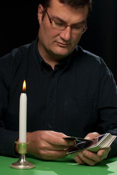 Tarot reader in full concentration about to start spreading the cards