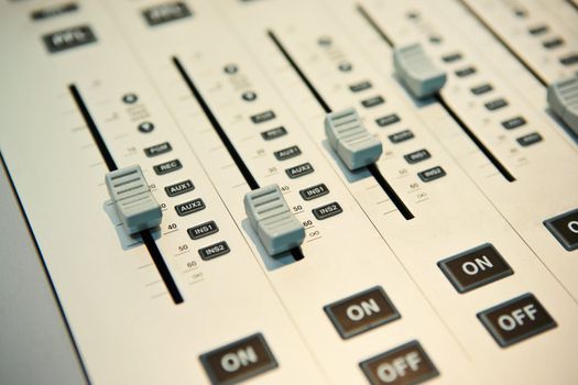 audio mixing console