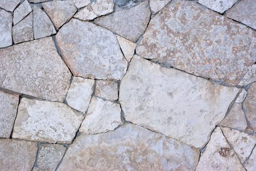 stone retaining wall with various size geometric stones