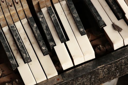 broken piano keyboard