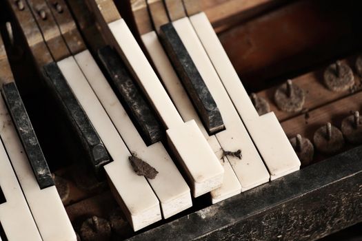 broken piano keyboard