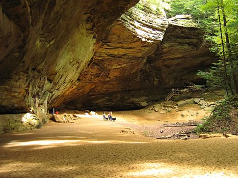 A photograph of Ash Cave at Hocking Hills State Park located in the state of Ohio in the United States.