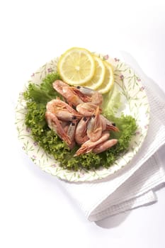 shrimp on the lettuce with lemon