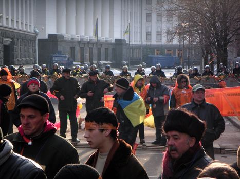 the wall of those holding meetings pomaranchevaya (orange) revolution in the Ukraine  
 In December 2004 after the long years of stagnation entire the Ukraine for the first time rose behind the protection of its rights and interests. The majorities of people were supported policy of Yushchenko.  They took each other for the hands and created the impenetrable wall. Thus began The pomaranchevaya revolution, which followed the victory and re-elections. 
