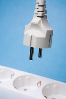 Connecting a power cord plug to a power strip