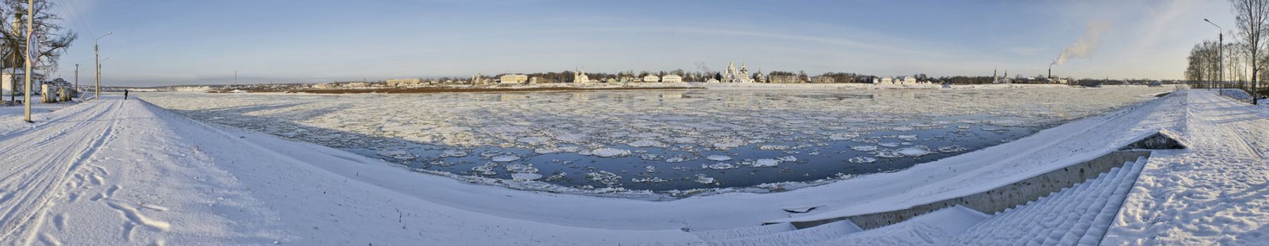 Panoramic photo of Great Ustjug and river Suxon�