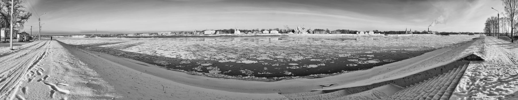 Panoramic photo of Great Ustjug and river Suxon�