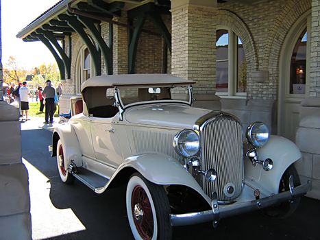 A photograph of an early 20th century American automobile.