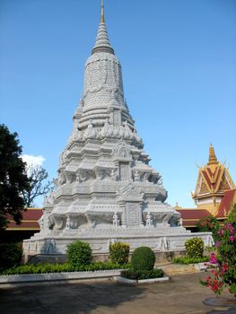 A stupa is a Buddhist architectural and Jain found in the Indian subcontinent, where it originates, but also in the rest of Asia where it has followed the expansion of bouddhisme.Les important and rich characters had a stupa as burial