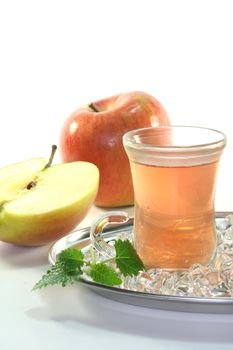 Apple iced tea with fresh apples and ice cubes