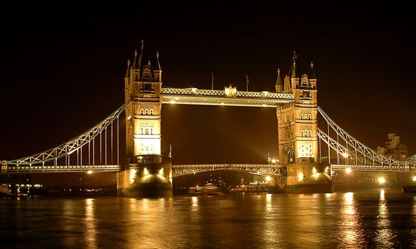 the tower bridge in london at night 