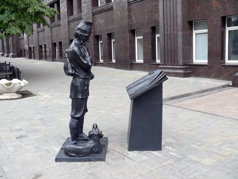 Sculpture man with dog, near general court - Chelyabinsk