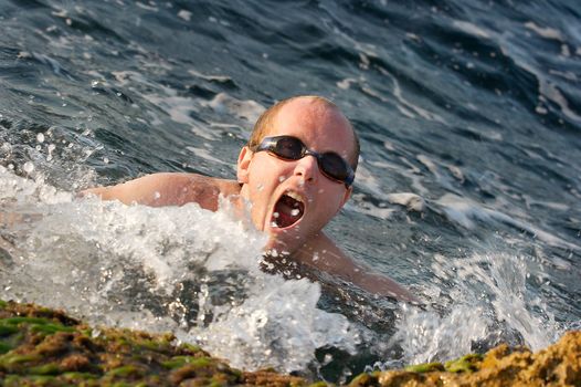 Swimming in the waves of the see