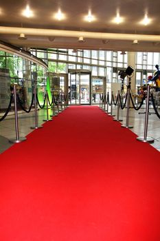 the red carpet to the rear without leaking people
