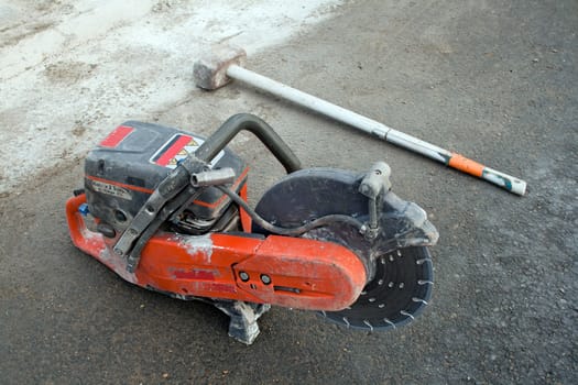 Tool to cut stone in the manufacturing of roads , farther a big hammer