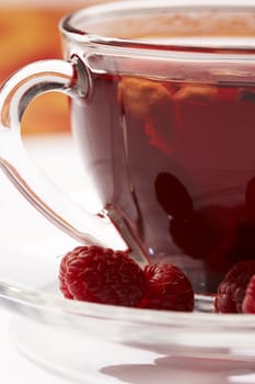 macro pic: cup of tea with raspberry 