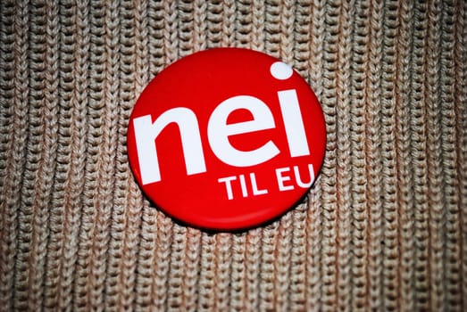 Button with the logo of the norwegian organization No to the EU (Nei til EU).