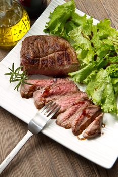 meat grilled with fresh salad