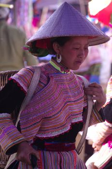 Can Cau market, this young woman who came to shop. It tests the sharpness of the chopper it wants to buy. She was gone before daybreak, because for this to market, she has traveled the mountain for several hours